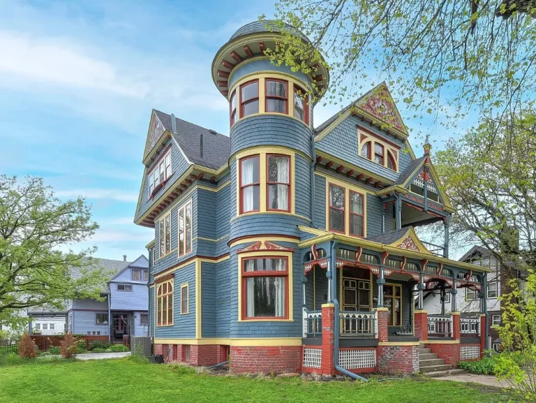 Stunning house! 7 bedrooms! Circa 1889 in Nebraska. $430,000