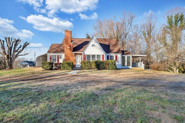 Charming 4-Bedroom Home on 1.11 Acres at 219 Greyson St, Martinsville, VA 24112 – $179,900