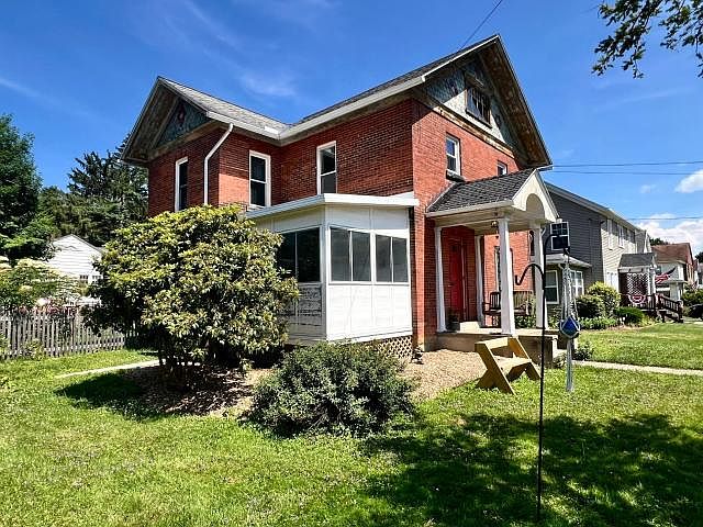 Charming 1890s Victorian Home in 1 N State St, Warren, PA 16365 – $139,000