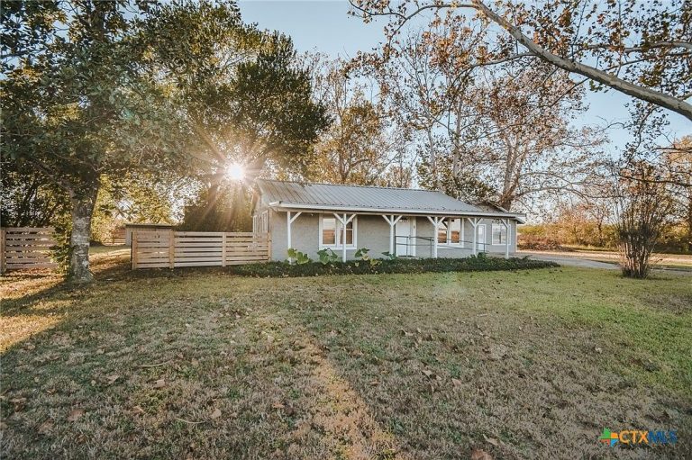 Charming 3-Bedroom Home on 13 Acres – 7070 State Highway 185 S, Victoria, TX, $208,885