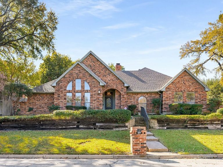 Stunning 3-Bedroom Home with Pool & Spa in Arlington, TX – $460,000 | 1100 Cedarbrook Dr, Arlington, TX 76006