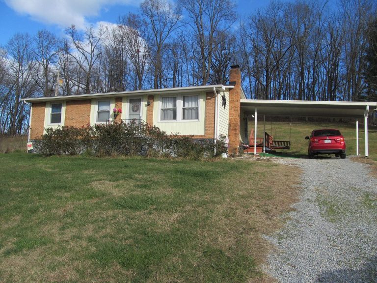 Home at 4768 Catawba Rd, Troutville, VA 24175 on 0.98 Acres – $220,000