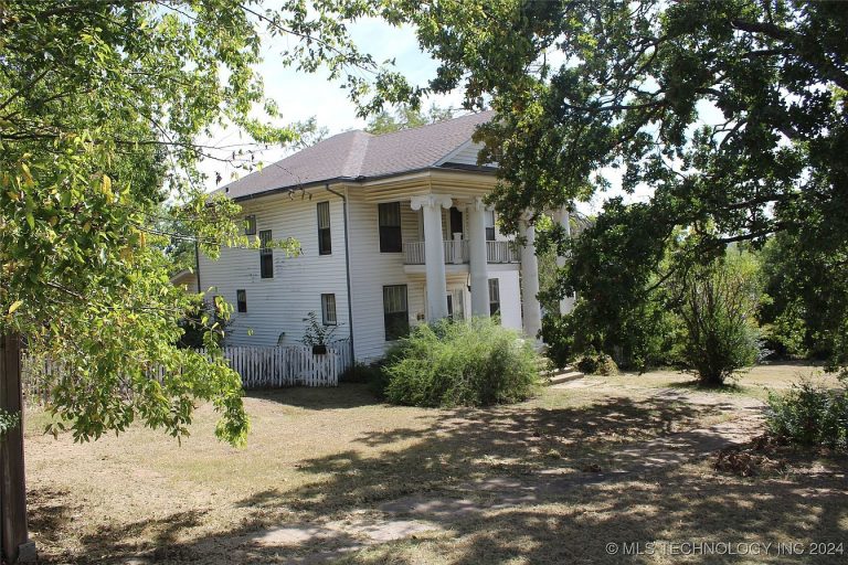 Charming Colonial Home at 512 N 4th St, Henryetta, OK 74437 – Priced at $100,000