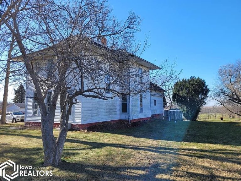 1884 Historic Home for Sale – $129,900 – 202 N West St, Sigourney, IA 52591