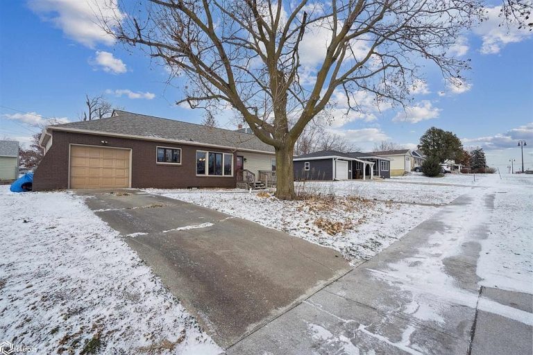 Well-Maintained Ranch Home – $198,900, 207 4th Ave, Grinnell, IA 50112, 3 Bedrooms, 7,840 sqft Lot