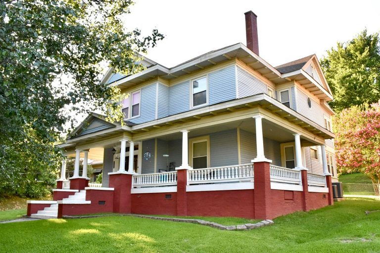 Turnkey Bed and Breakfast in Historic Home – $230,000, 1198 Perry St, Helena, AR 72342