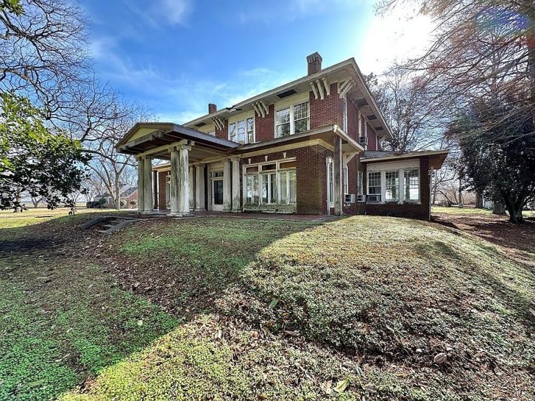 Historic Emma Knowlton Lytle Home at 1905 W Highway 32, Gunnison, MS 38746 – $100,000