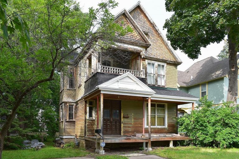 1890 Victorian Home in Winona – $120,000 | 210 E Wabasha St, Winona, MN 55987