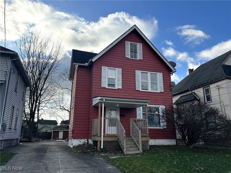 Charming Colonial with Modern Updates – $93,500 | 439 School St NW, Warren, OH 44483