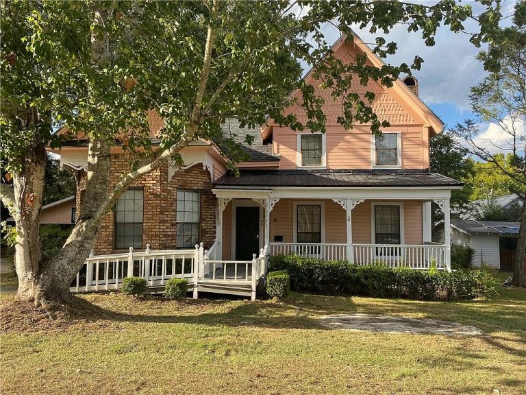 Lovely Victorian Home with 3 Bedrooms at 401 Avenue E, Kentwood, LA 70444 – Priced at $169,000