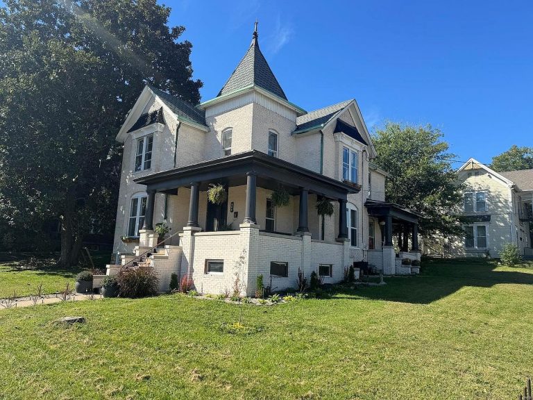 Charming 1889 Historical Home for Sale – $140,000 – 205 S 6th St, Poplar Bluff, MO 63901