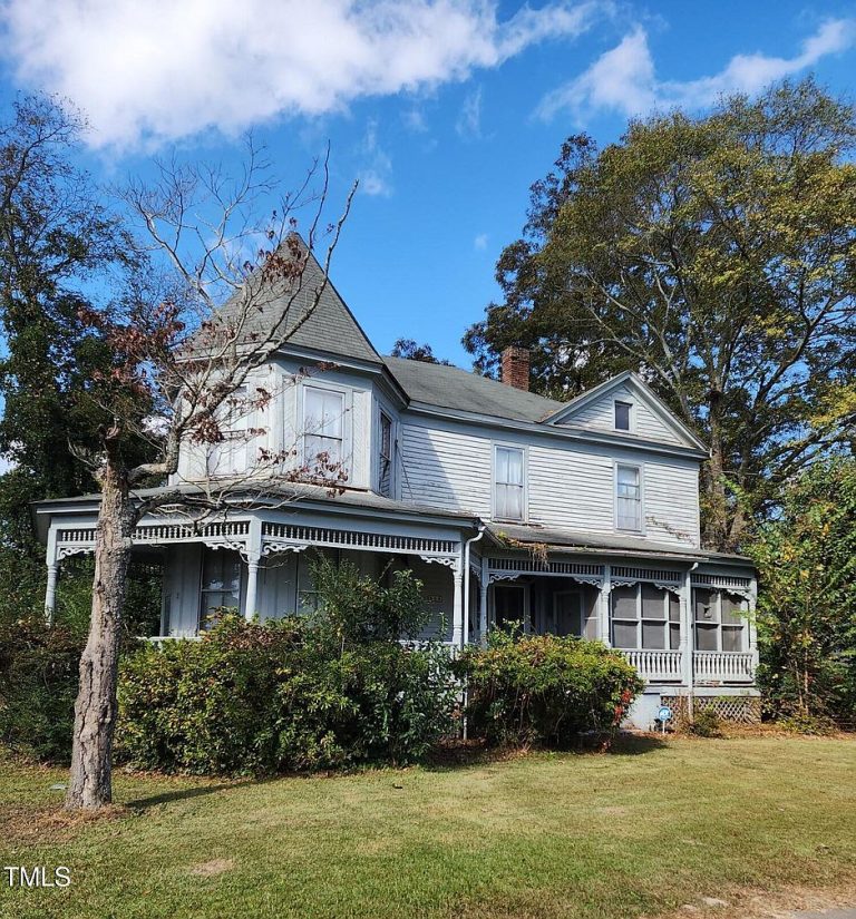 Historic O.A. Snipes House – 906 Roanoke St, Scotland Neck, NC – $85,000