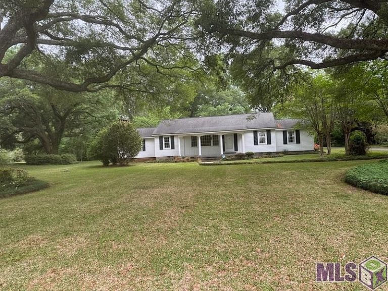 Charming Home for Sale – $219,000 | 814 Sligo St, Woodville, MS 39669