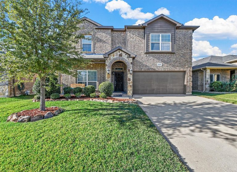 Spacious 5-Bedroom Home for Sale at $499,900 – 2425 Half Moon Bay Ln, Fort Worth, TX 76177