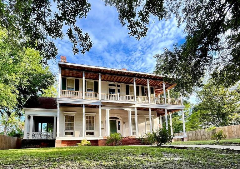 Stunning Antebellum Home with Southern Charm – 206 Chunnenuggee Ave, Union Springs, AL 36089 – $179,900