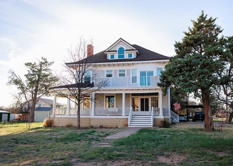 Timeless Elegance: 1909 Historical Home on 0.72 Acres – Snyder, TX